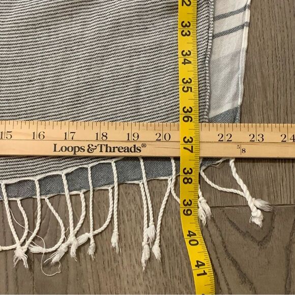 COLUMBIA Wayfarer Scarf Women’s 22”x 76” Gray White Braided Tails Viscose Cotton - Picture 7 of 7